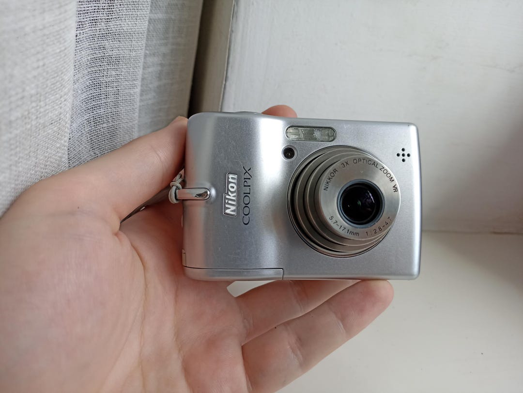 Nikon Coolpix L12 シルバー 7.0MP デジタルコンパクトカメラ 動作確認