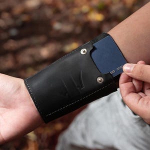 Portefeuille en cuir personnalisé avec bras - Porte-cartes personnalisable au poignet pour un transport quotidien, cadeau pour lui, cadeau pour fils, cadeau d'anniversaire, cadeau pour homme