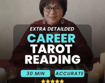 Op de afbeelding: Een afbeelding die een carrière-tarotlezing promoot. De tekst luidt "EXTRA DETAILED CAREER TAROT READING" met een duur van 30 minuten en het woord "ACCURATE". De afbeelding toont een vrouw met een bril en kaarsen.