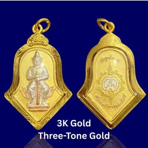 Puede incluir: Dos colgantes dorados con diseños intrincados. Un lado presenta una figura, el otro texto y símbolos. Los colgantes están etiquetados como "3K Gold" y "Three-Tone Gold". El fondo es azul oscuro.