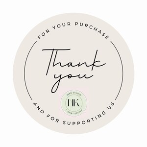 K&ouml;nnte beinhalten: Ein runder Aufkleber mit dem Schriftzug "Thank you" in eleganter Schrift. Der Text "FOR YOUR PURCHASE" und "AND FOR SUPPORTING US" ist kreisf&ouml;rmig um den Haupttext angeordnet. Ein kleines Logo mit "INKD STUDIO" und "NK T-SHIRT DESIGN" befindet sich unten.