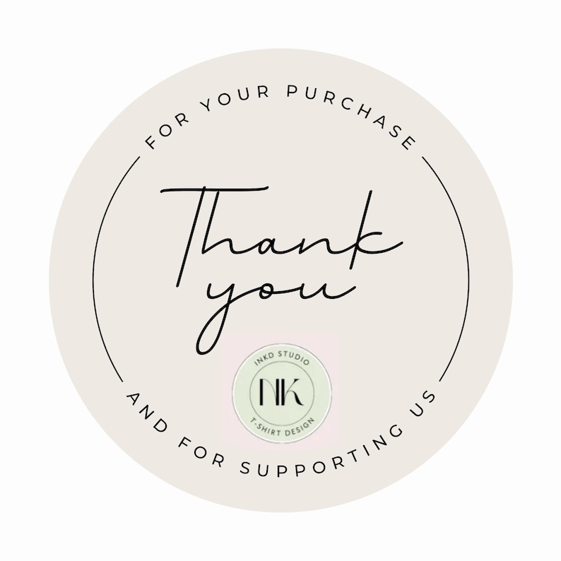 K&ouml;nnte beinhalten: Ein runder Aufkleber mit dem Schriftzug "Thank you" in eleganter Schrift. Der Text "FOR YOUR PURCHASE" und "AND FOR SUPPORTING US" ist kreisf&ouml;rmig um den Haupttext angeordnet. Ein kleines Logo mit "INKD STUDIO" und "NK T-SHIRT DESIGN" befindet sich unten.
