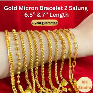 Könnte beinhalten: Eine Auswahl an Gold-Mikron-Armbändern in verschiedenen Kettenstilen, mit Längen von 16,5 cm und 17,8 cm. Das Bild zeigt mehrere Armbänder mit unterschiedlichen Designs, vor rotem Hintergrund. Der Text lautet "Gold Micron Bracelet 2 Salung" und "1-year guarantee".
