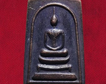 Emperor Phra Somdej Amulet 1999–Sacred Lek Piek Iron Relic, Blessed by Luang Pu Amnat, Thai Protection Talisman, Wealth, Spiritual Authority