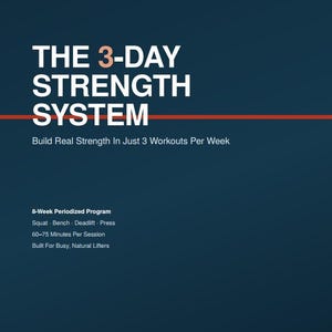 Könnte beinhalten: Ein dunkelblaues Trainingshandbuch mit dem Titel The 3-Day Strength System. Das Cover enthält weißen und orangen Text, darunter den Untertitel Build Real Strength In Just 3 Workouts Per Week, ein 8-Wochen-Programm und First Edition.