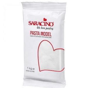 Op de afbeelding: Een witte zak van 1 kg Saracino pasta model, een suikerpasta voor modelleren, met de tekst "We love pastry" en "Pasta Model" in rood. De zak is glutenvrij.