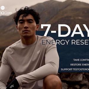 Op de afbeelding: Een man draagt een lichtbruin shirt met lange mouwen met de tekst "7-DAY ENERGY RESET". De afbeelding bevat het Alpha Core-logo en de zinnen "Take Control", "Restore Energy" en "Support Testosterone".