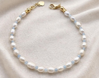 Süßwasser-Reisperlen Armband - Aquamarin Akzent, März Geburtsstein Geschenk, Stretch oder Verschluss
