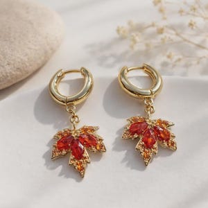 Złote wiszące kolczyki z liściem klonu – minimalistyczna biżuteria jesienna, prezent Cottagecore Nature dla niej