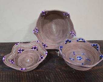 Cesta tejida con agujas de pino