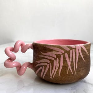 Taza de cerámica rosa hecha a mano, taza de cerámica con forma de hoja de palma, taza con asa escultural, regalo único para ella.