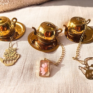 Gold tea infuser in the shape of a teapot, customizable with a charm – For tea, herbal tea – Ready-to-give gift accessory