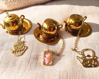 Goldener Teefilter in Form einer Teekanne, personalisierbar mit einem Anhänger – Für Tee und Kräutertee – Geschenkidee