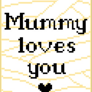 Könnte beinhalten: Ein pixeliges Design mit den Worten "Mummy loves you" in Schwarz, vor einem weißen Hintergrund mit einem hellgelben, strukturierten Muster. Unten befindet sich ein schwarzes Herz.