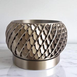 Maceta con textura de lentejuelas doradas: Maceta de PLA con textura de seda dorada