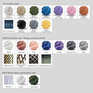 Puede incluir: Una carta de colores que muestra varios colores de filamentos de impresi&oacute;n 3D. La carta incluye filamentos PLA, Silk PLA y PETG en una gama de colores como blanco, rosa, azul, verde y opciones met&aacute;licas. El texto indica uso en interiores y exteriores.