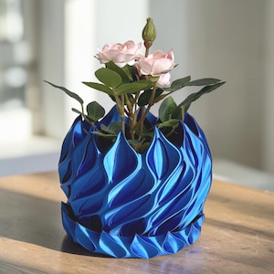 3D Printed Wavy Planter with Drip Tray: Modern Blue Home Decor (4"-6" Opening)
