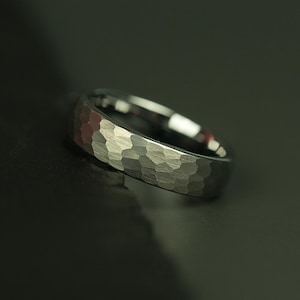 Anillo de tungsteno martillado de plata • Alianza de boda para hombre de 6 mm • Anillo de promesa elegante para él • Anillo de compromiso minimalista de tungsteno martillado