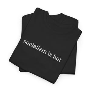 「Socialism is Hot」ユニセックスコットンTシャツ、政治活動家シャツ、社会主義アパレル、抗議グラフィックTシャツ、左翼ギフト、活動家向けアパレル