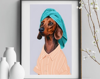 Könnte beinhalten: Gerahmter Kunstdruck mit einem Dackel, der ein türkisfarbenes Handtuch auf dem Kopf und ein pfirsichfarbenes Hemd mit Streifen trägt. Der Hund hat braunes Fell und eine schwarze Nase. Der Hintergrund ist hellgrau.