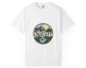 T-Shirt mit Naturlandschaft-Logo | Grafik: Bergflusswald