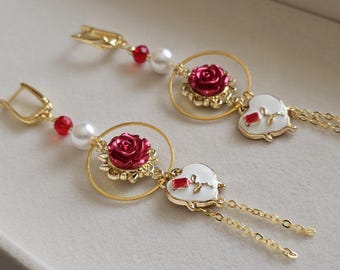 Pendientes largos y elegantes con diseño de rosa roja y corazón, chapados en oro de 18 quilates, perlas de cristal y colgantes.