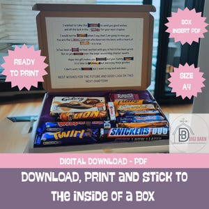 Op de afbeelding: Een cadeauverpakking gevuld met chocoladerepen, waaronder Galaxy, Lion, Twirl en Snickers Duo. De doos bevat een gedrukte boodschap met goede wensen voor de toekomst. De tekst op de doos luidt "De beste wensen voor de toekomst en veel succes met dit volgende hoofdstuk!!!"