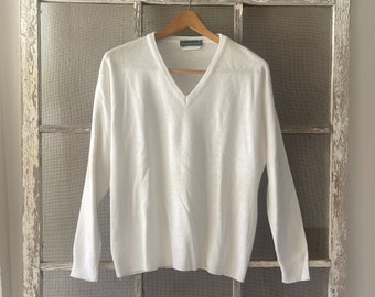 White Vintage Sweater by Haymaker // Size Large // 100% Acrylic // Women's, Classic, Preppy, V-Neck, Capsule Wardrobe, Staple