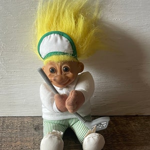 Vintage Russ Troll Golfspielerin // Softkörper, gelbe Haare, grün-weiß gestreifte Golfkleidung, Golfschläger // Russ Berrie & Co.