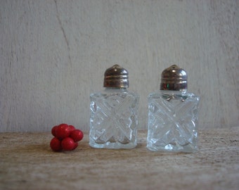 Dainty Glass Shakers // Cut Glass // Silverplate Lids // Set of 2 // Salt & Pepper Shakers