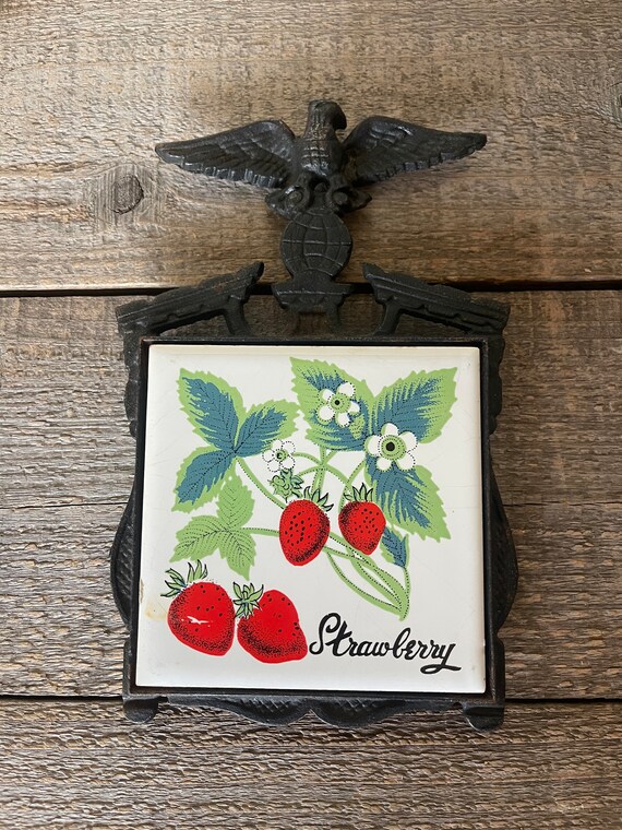 Dessous De Plat En Fonte émaillée Bleue Motif Fruits Ancien