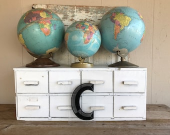 Letra C de marquesina industrial vintage: decoración de pared de galería de acrílico negro