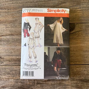 Puede incluir: Un patrón de costura Simplicity vintage, número 2777, con ilustraciones de diseños de vestuario. La portada muestra a una mujer con un vestido blanco fluido y otros modelos con atuendos históricos. El patrón incluye tallas HH 6, 8, 10, 12 y EUR 32-36.