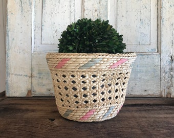 Vintage rottingkorg // Vintage heminredning // Jute rosa & blå