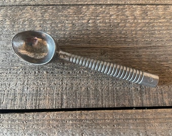 Vintage Aluminum Ice Cream Scoop // Old Fashioned Scoop // Ribbed Handle // Made in Taiwan