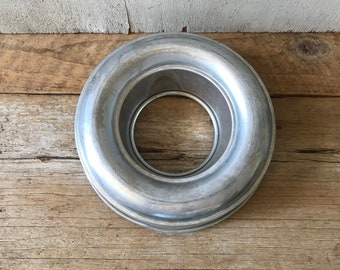 Vintage Aluminum Ring Mold: Baking, Jello, Cake - 9&quot;