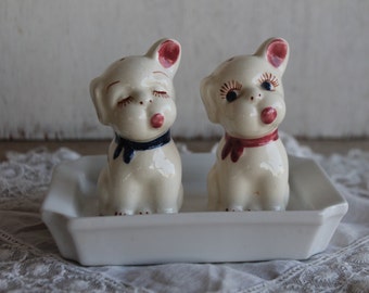 Vintage Salt & Pepper Shakers // Cat Shakers // Kitty // Collectible Salt and Pepper Shakers // Set