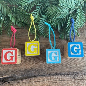 Adorno de bloque de alfabeto vintage con la letra G // A elección // Adorno con inicial // Adorno con número // Adorno navideño vintage