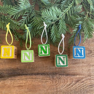 Adorno de bloque de alfabeto vintage con la letra N // A elección // Adorno con inicial // Adorno con número // Adorno navideño vintage