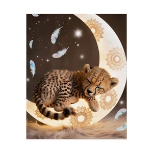 Cachorro de guepardo mágico durmiendo en la luna creciente. Arte de ensueño para guardería, regalo para amantes de los animales, decoración elegante para el hogar, decoración para habitación infantil.