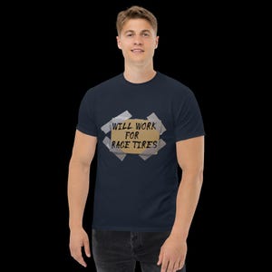 Camiseta Will Work for Race Tires – Placa de papelão colada Humor de corrida