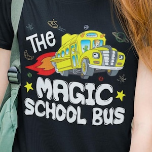 Shirt magische schoolbus, nostalgische cartoon grafisch T-shirt, ontploffing ruimtebus ontwerp, retro educatieve leraar cadeau voor kinderen en volwassenen