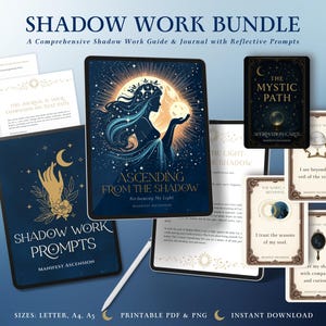 Op de afbeelding: Een digitale schaduwwerkbundel met een uitgebreide gids, een dagboek en reflecterende prompts. De bundel bevat een tablet met de tekst "Ascending From The Shadow", affirmatiekaarten en een pen. De kleurenschema is marineblauw en goud.