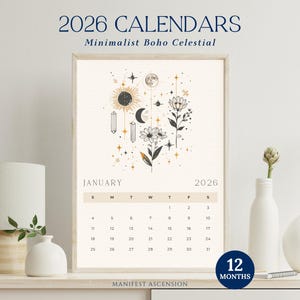 Può includere: Un calendario 2026 incorniciato con un design celeste boho minimalista. Il calendario presenta uno sfondo beige con illustrazioni di sole, luna, stelle e fiori. Viene visualizzato il mese di gennaio, con un grafico circolare di 12 mesi.