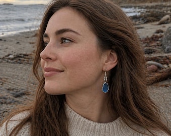 Auténticos pendientes de cristal marino azul escocés, plata reciclada, joyería artesanal.