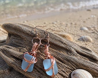 Pendientes de alambre con cristales marinos escoceses. Azul aciano.