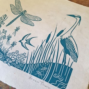Stampa linoleografica originale The Pond. Stampa di paesaggio, natura e fauna selvatica su carta lokta nepalese fatta a mano