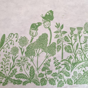 Stampa originale in linoleografia Field Margin. Stampa di fiori selvatici, paesaggio, natura, fauna selvatica su carta lokta nepalese fatta a mano.