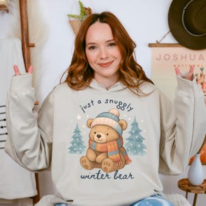 テディベア スウェットシャツ | ギルダン 18500 フーディー | 冬の風景を描いたユニセックス フード付きスウェットシャツ