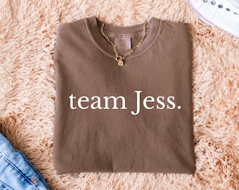Chemise de l'équipe Jess| Ras du cou Comfort Colors | T-shirt unisexe en plusieurs couleurs |